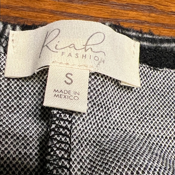 Chic Plaid Open-Front Cardigan with Pockets! - Black and Gray - Picture 2 of 4